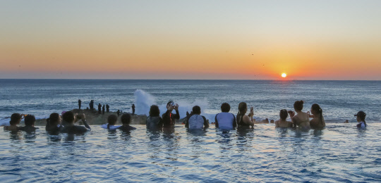 부산광역시 기장에 위치한 아난티 코브가 2018년 새해를 맞아 온천욕을 하면서 아름다운 새해 일출을 만끽할 수 있는 '워터 하우스 새해맞이 이벤트'를 선보였다. 아난티 코브는 동해가 시작되는 기장에 위치해 부산에서 가장 빨리 해맞이를 할 수 있는 곳이다. 1일에는 새해 첫 태양을 더욱 특별하게 맞을 수 있도록 딱 하루 오전 6시부터 9시까지 이벤트를 열었다. 온천욕과 떡국을 제공해 많은 사람들로부터 호응을 얻었다. 아난티 코브 제공